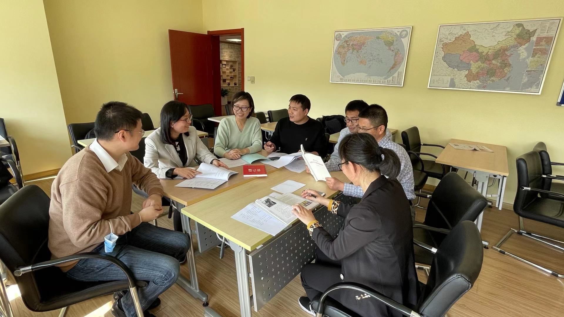 (小组讨论照片)